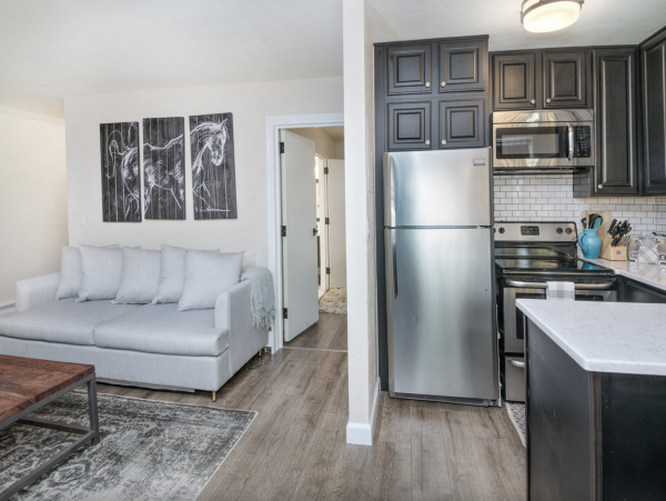 Luxury 2 Bedroom Sleeps 8 - 75 Yards to Gondola- Hot tub